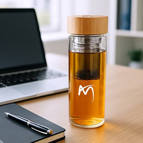 Glazen flessen met theezeefje