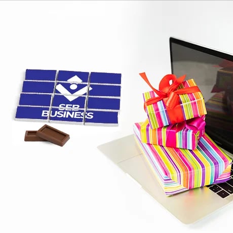 Gepersonaliseerde cadeauverpakking met luxe chocolaatjes