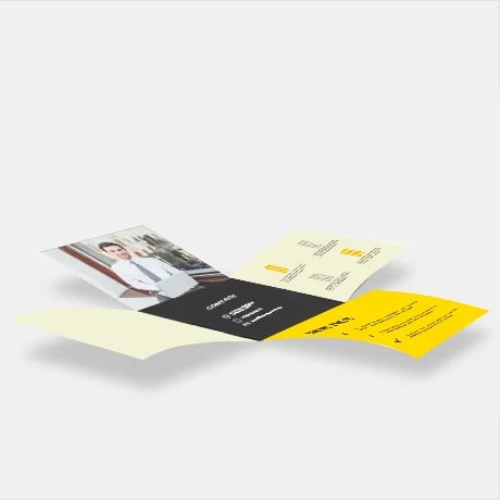 Dépliants pliage carré avec impression professionnelle et format unique